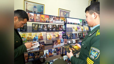 'Bojxona institutida kitob yarmarkasi tashkil etildi  'ning rasmi