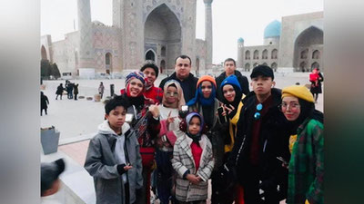 'Indoneziyaning eng mashhur oilasi Samarqandga tashrif buyurdi'ning rasmi