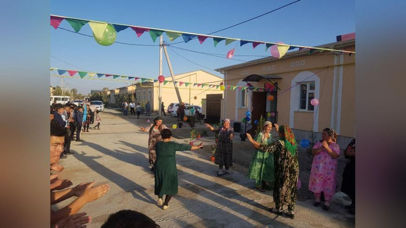 'Xatirchida chempion qizning onasiga uy-joy topshirildi'ning rasmi