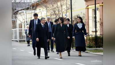 Изрображение 'Шавкат Мирзиёев и его семья проголосовали на выборах (фото)'