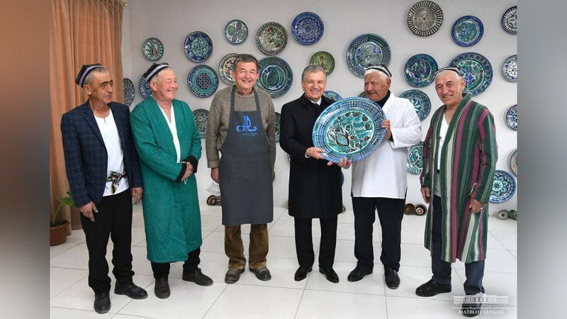 'Rishton usta kulollari Prezidentga moviy sopol lagan sovg`a qilishdi(video)'ning rasmi