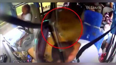 'Katta tosh avtobus haydovchisining qovurg`asini sindirdi (Video)'ning rasmi