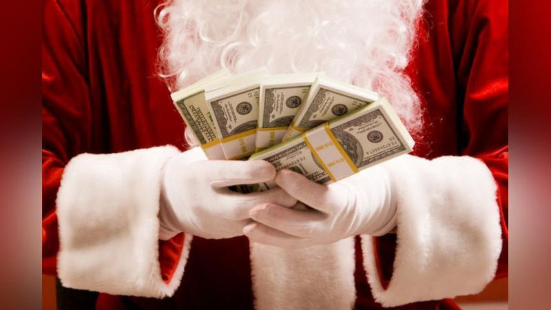 ' АҚШДА “МАХФИЙ САНТА” ОДАМЛАРГА 100 ДОЛЛАРДАН БАЙРАМ СОВҒАСИ УЛАШДИ'ning rasmi