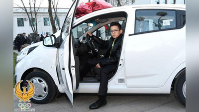 Изрображение 'ЮНЫМ ТРИУМФАТОРАМ МИРОВОЙ ШАХМАТНОЙ ОЛИМПИАДЫ ВРУЧИЛИ "СПАРКИ" (ФОТО)'