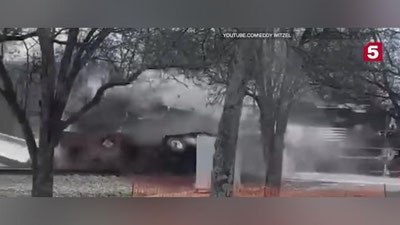 Изрображение 'Грузовой поезд врезался в тягач в США и сошел с рельсов: эпичное видео'