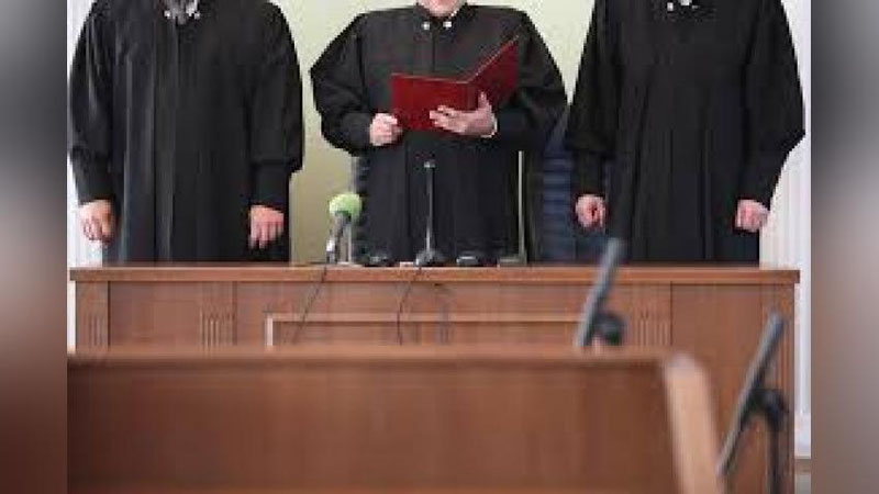 'Ilk bora mantiya kiygan sud raisi oilaviy nizo bilan bog`liq birinchi instansiya ishini ko`rdi 'ning rasmi