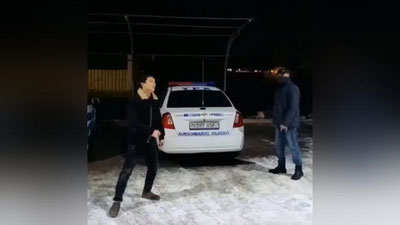 'IIB xodimlarining xizmat mashinasining oldida raqs tushib, uyatli xatti-harakatlar qilgan erkatoylar va ularning ota-onalari jazolandi'ning rasmi