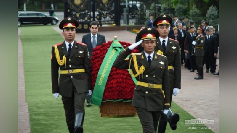 'Гурбангули Бердимуҳамедов Ислом Каримов ҳайкали пойига гул қўйди'ning rasmi