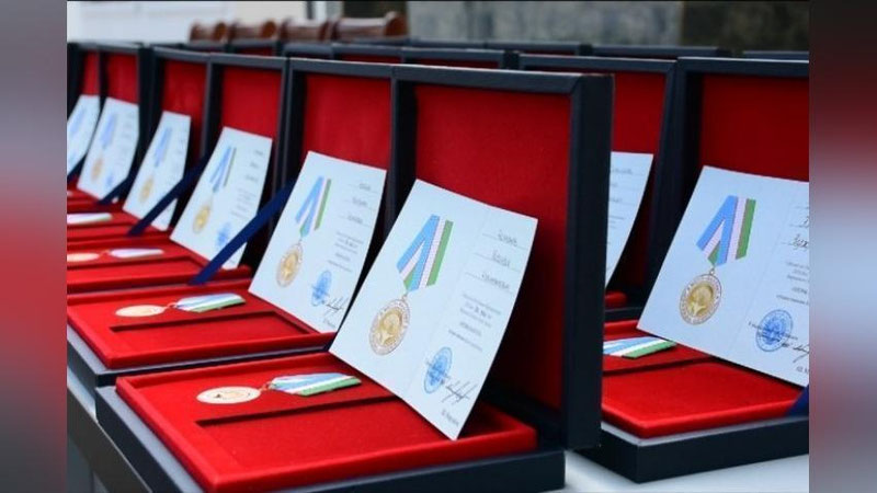 'Faol va tashabbuskor yoshlarning bir guruhi "Kelajak bunyodkori" medali bilan mukofotlandi'ning rasmi