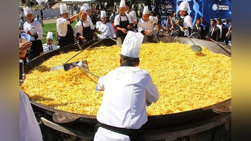 'Bokuda 1 tonnalik osh tayyorlanadi'ning rasmi