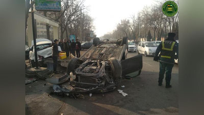 Изрображение 'В центре Ташкента водитель "Малибу" протаранил две машины и перевернулся (фото)'