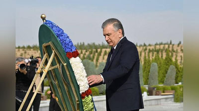 Изрображение 'Шавкат Мирзиёев посетил мемориальный комплекс в Ашхабаде (фото)'