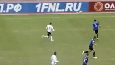 'Futbolchi match paytida havodagi qushni urib tushirdi (Video) 'ning rasmi