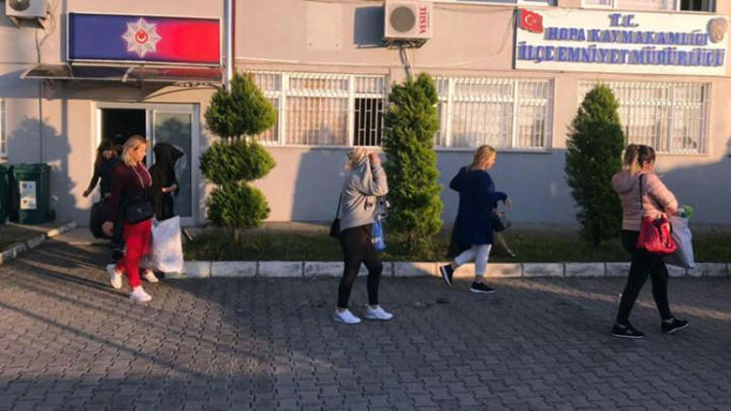 'Туркияда фоҳишалик қилган ўзбекистонлик аёллар қўлга олиниб, мамлакатдан депортация қилинди'ning rasmi