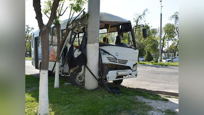 Изрображение 'В Ташкенте автобус въехал в столб: трое человек пострадали'