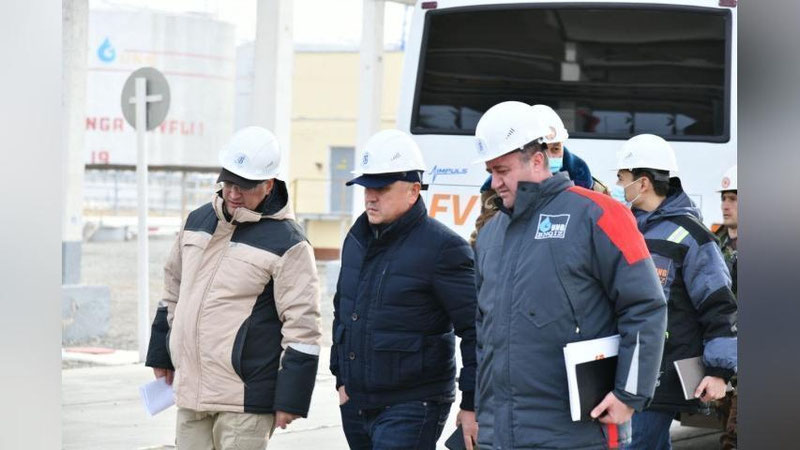'“O`zbekneftgaz”: Boshqaruv raisi ishlab chiqarish holatini o`rganish maqsadida Buxoro neftni qayta ishlash zavodida bo`ldi (Foto)'ning rasmi