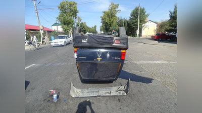 Изрображение '"Тико" перевернулась после удара с "Ласетти": последствия ДТП в Каттакургане попали на видео'