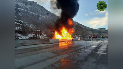 Изрображение 'На перевале "Камчик" взорвался и сгорел грузовик (фото, видео)'