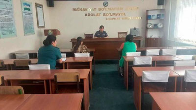 'Xorazmda ijarada yashovchi ayol uy egasi qiziga shilqimliq qilganini aytmoqda'ning rasmi