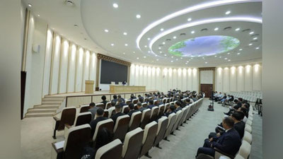 'Keyingi yil yana 1 500 nafar xorijlik chet tili o`qituvchisi dars berish uchun O`zbekistonga olib kelinadi'ning rasmi