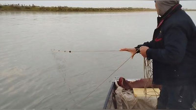 'Brakonerlar ekologiya inspektorlarini suvga cho`ktirmoqchi bo`ldi'ning rasmi