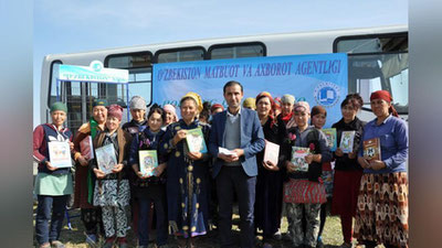 'Ilg`or paxta terimchilariga 1000 ga yaqin badiiy kitoblar sovg`a qilindi (Foto)'ning rasmi