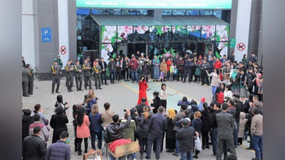 'Harbiylar ayollarni o`ziga xos bayramona aksiyalar bilan qutlashmoqda (foto, video)'ning rasmi