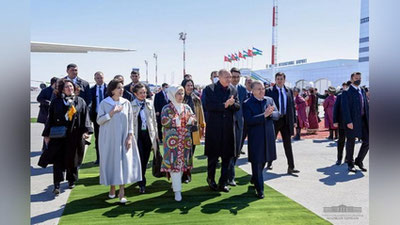 'Ўзбекистон ва Туркия президентлари рафиқалари билан бирга Хоразмга етиб келди(фото)'ning rasmi