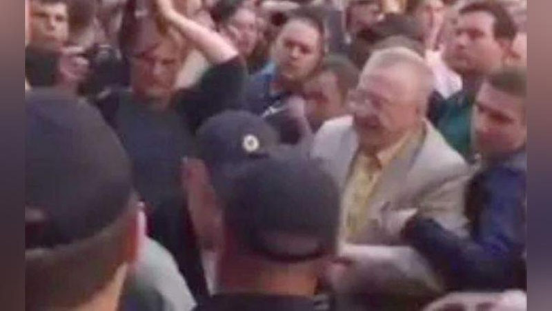 Изрображение 'ВЛАДИМИРА ЖИРИНОВСКОГО ОБЛИЛИ ПИВОМ В ЦЕНТРЕ МОСКВЫ (ВИДЕО)'