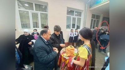 'Тошкент вилоятида ўқувчилар юпун кийимда меҳмон кутишга чиқарилди'ning rasmi