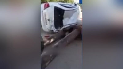 'Samarqandda 41 yillik chirigan quvurlar  mashina ustiga ag`darildi (video)'ning rasmi