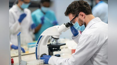 Изрображение 'Итальянец одновременно заразился ВИЧ, коронавирусом и оспой обезьян'