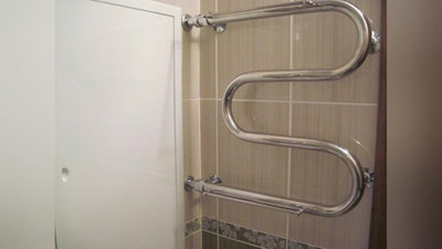 Изрображение 'Должен ли змеевик в ванной быть горячим круглый год?'