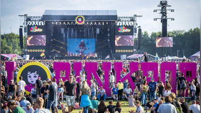 'Niderlandiyada o`tkazilayotgan musiqa festivalida  mikroavtobus odamlarni bosib ketdi'ning rasmi