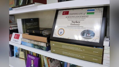 'Turkiya elchixonasi “Ipak yo`li” turizm xalqaro universiteti kutubxona fondini noyob nashrlar bilan boyitdi'ning rasmi