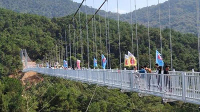 'Xitoydagi osmono`par shisha ko`prik sayyohlarga to`lib-toshdi'ning rasmi