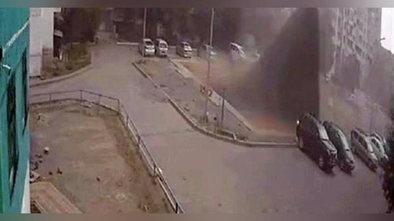 Изрображение 'Детскую площадку сорвало ветром в Караганде: двоих детей доставили в больницу (видео)'