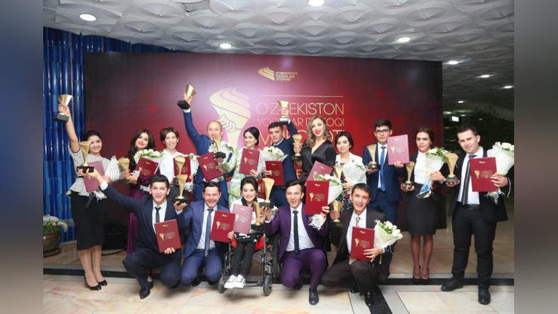 'YoShLAR ITTIFOQI YIL DAVOMIDA TURLI SOHALARDA FIDOYILIK KO`RSATGAN BIR GURUH YoShLARNI MUKOFOTLADI'ning rasmi