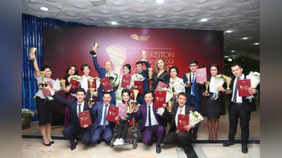 'YoShLAR ITTIFOQI YIL DAVOMIDA TURLI SOHALARDA FIDOYILIK KO`RSATGAN BIR GURUH YoShLARNI MUKOFOTLADI'ning rasmi