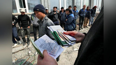 'Нолегал меҳнат мигрантлари 1 январдан бошлаб Россиядан чиқариб юборилиши мумкин'ning rasmi