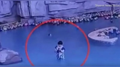 Изрображение 'В КИТАЕ РЕБЕНОК УТОНУЛ, ПОКА ЕГО МАМА ПЕРЕПИСЫВАЛАСЬ ПО ТЕЛЕФОНУ'