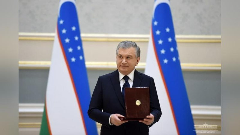 'Президент Халқлар дўстлиги куни муносабати билан бир гуруҳ фаолларни мукофотлади'ning rasmi