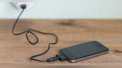 '14 yoshli qiz telefonini quvvatlashga qo`yib uxladi va tok urishidan vafot etdi'ning rasmi