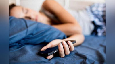 'Qo`lda telefon bilan uxlash nima oqibatga olib keladi? 'ning rasmi