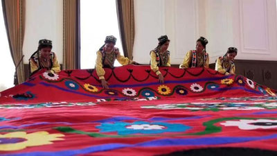 Изрображение 'ВИДЕО: КАК БАЙСУНСКИЕ МАСТЕРИЦЫ ВЫШИЛИ САМОЕ БОЛЬШОЕ В МИРЕ СЮЗАНЕ'