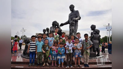 'Фоторепортаж: Шоаҳмад Шомаҳмудов оиласига қўйилган ҳайкал аввалги жойига қайтарилди'ning rasmi