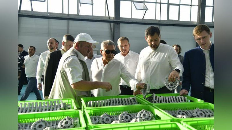 Изрображение 'Глава Татарстана Рустам Минниханов прибыл в Навоийскую область'