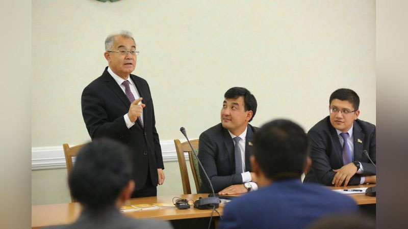 'Deputatlar va yoshlar ishtirokida ochiq muloqot o`tkazildi'ning rasmi