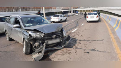 Изрображение 'В Ташкенте пьяный водитель врезался в бордюр'