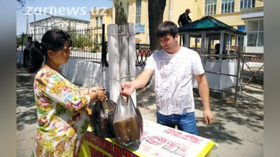 'Samarqandlik tadbirkor mahalladoshlariga tekinga non tarqatmoqda'ning rasmi